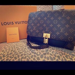 ISO LOUIE VITON CROSSBODY.